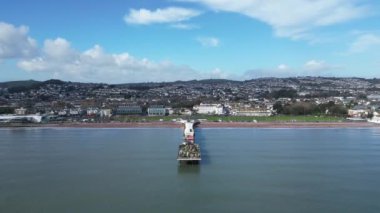 Paignton, Torbay, Güney Devon, İngiltere: DRONE VİEWS: İHA Kraliçe Victoria 'nın döneminde inşa edilen Paignton İskelesi' nin tarihi turistik cazibesine doğru uçar. Paignton, İngiltere 'nin popüler bir tatil beldesi ve su sporları meraklıları için bir mıknatıs..
