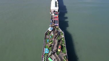 Paignton, Torbay, Güney Devon, İngiltere: DRONE VİEWS: İHA kamerası, Paignton Rıhtımı 'nın turistik merkezi üzerinde geri geri giderken yana yatar. Paignton, İngiltere 'nin popüler bir tatil beldesi ve iskelesi Viktorya döneminden kalma..