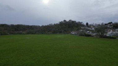 Paignton, Güney Devon, İngiltere: DRONE VIEWS: İnsansız hava aracı bir ragbi birliğinin bir ucundan diğer ucuna her iki kale direğinden de uçuyor. Atış Clennon Vadisi 'nin bir parçasıdır..