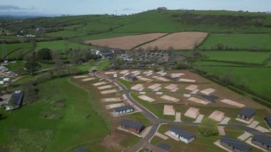 Stoke Gabriel / Yalberton, Güney Devon, İngiltere: DRONE ViEWS: İnsansız hava aracı çevredeki kırsal bölgeleri gösteren bir karavan parkının etrafında döner. Güney Devon, doğal güzelliği nedeniyle İngiltere 'de popüler bir tatil merkezidir.).