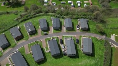 Stoke Gabriel / Yalberton, Güney Devon, İngiltere: DRONE ViEWS: İnsansız hava aracı çevredeki kırsal bölgeleri gösteren bir karavan parkının etrafında döner. Güney Devon doğal güzelliği nedeniyle popüler bir İngiltere tatil beldesidir (Clip 2).