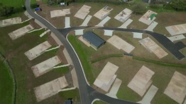 Stoke Gabriel / Yalberton, Güney Devon, İngiltere: DRONE ViEWS: İnsansız hava aracı çevredeki kırsal bölgeleri gösteren bir karavan parkının etrafında döner. Güney Devon, doğal güzelliği nedeniyle popüler bir İngiltere tatil beldesidir (Clip 1).