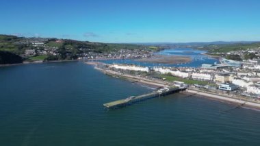 Teignmouth, Güney Devon, İngiltere: The Grand Pier, the Ness bayırı, Teignmouth kasabası ve Teign Nehri arka planda. Teignmouth hem liman kenti hem de popüler bir İngiliz tatil beldesidir (Clip 4).