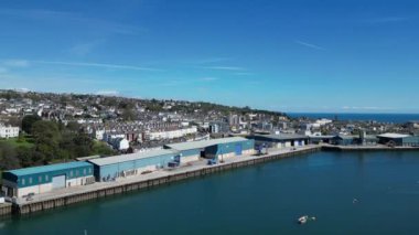Teignmouth, Güney Devon, İngiltere: DRONE VİEWS: Kasabanın ticari rıhtımı Teign Nehri kıyısında. Teignmouth portu top kilini ihraç eder ve hayvan yemi ve toplamları ithal eder (Klip 3).