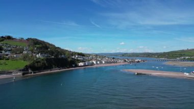 Teignmouth, Güney Devon, İngiltere: DRONE VİEWS: İHA, Teign Nehri 'nin ağzına doğru uçar ve solunda Shaldon köyü bulunur. Teignmouth İngiltere 'nin popüler bir tatil beldesidir..