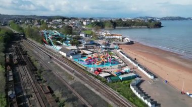 Goodrington Sands, Güney Devon, İngiltere: DRONE VİEWS: İnsansız hava aracı Kingswear 'e giden bir buhar treni gösteriyor. Torbay, çok çeşitli ziyaretçi çekimleri olan büyük bir tatil beldesidir (Bölüm 4).