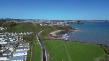 Goodrington, Güney Devon, İngiltere: Paignton 'a giden Goodrington Sands' e doğru giden buharlı bir tren Waterside Park 'tan geçiyor. Torbay Buhar Demiryolu Hattı, turistler ve tatilciler için önemli bir yaz merkezi..