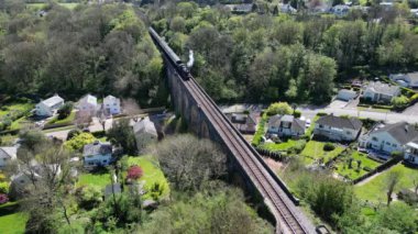 Broadsand, Güney Devon, İngiltere: I K Brunel tarafından tasarlanmış bir viyadük ile Paignton 'a giden bir buharlı trenin yüksek açılı görüntüsü. Torbay Buhar Demiryolu Hattı, günlük gezginler, turistler ve tatilciler için önemli bir ilgi odağı..