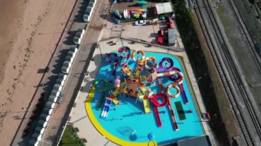 Goodrington Sands, Güney Devon, İngiltere: DRONE VİEWS: İnsansız hava aracı korsan temalı yeni bir hava aracı ve yakındaki buharlı tren yolu görüntüsü veriyor. Torbay, çok çeşitli ziyaretçi çekimleri olan büyük bir tatil beldesidir (Clip 2).