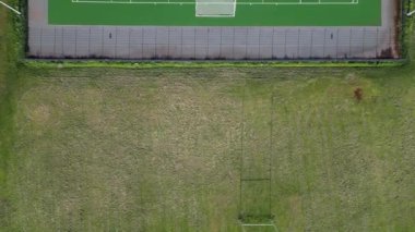 Paignton, Torbay, Güney Devon, İngiltere: DRONE VIEWS: İnsansız hava aracı Clennon Vadisi 'ndeki futbol, çim hokeyi ve 5-a-side futbol sahaları için kullanılan suni bir spor sahasının tamamını uçarken genel bir görüş sağlar (Clip 2).).