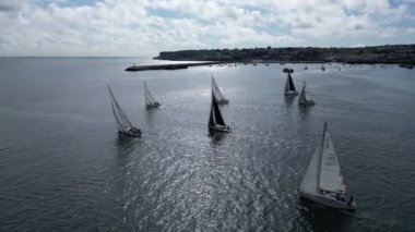 Brixham, Güney Devon, İngiltere: Yatlar yıllık Brixham-Dartmouth yat yarışına katılmak için toplanıyor. Torbay popüler bir İngiltere tatil beldesi ve su sporları ve yelkencilik meraklıları mıknatısı..