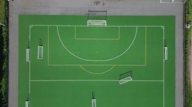Paignton, Torbay, Güney Devon, İngiltere: DRONE VIEWS: İnsansız hava aracı, futbol, çim hokeyi ve futbol için kullanılan Clennon Vadisi bölgesindeki suni bir spor sahasının tam uzunluğunda uçarken genel bir görüş sağlar (Clip 3).).
