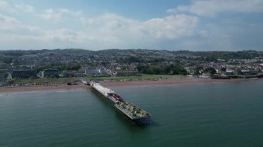 Paignton, Torbay, Güney Devon, İngiltere: DRONE VİEWS: İHA, Kraliçe Victoria 'nın saltanatı sırasında inşa edilen Paignton İskelesi' nin tarihi turistik cazibesini daire içine alır. Torbay ve Paignton İngiltere 'nin popüler tatil beldeleridir..