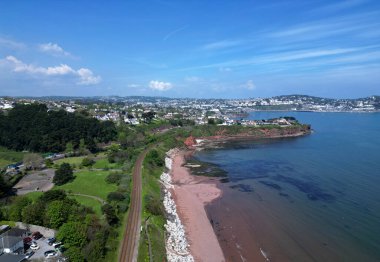 Paignton, Torbay, Güney Devon, İngiltere: İHA Hollicombe plajı, Torbay kıyı şeridi, Paignton 'a giden tren yolu ve uzaktan Torquay kasabasını gösteriyor. Torbay popüler bir İngiltere tatil beldesidir..