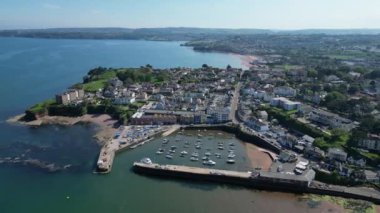 Paignton, Torbay, Güney Devon, İngiltere: DRONE VİEWS: İHA, Paignton Harbour 'un içindeki çeşitli tekneleri gösteriyor; B / g' de ise Torbay kıyı şeridi ile Roundham Head yer alıyor. Paignton, İngiltere 'nin popüler tatil beldesidir..