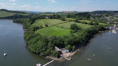 Stoke Gabriel, Güney Devon, İngiltere: DRONE VİEWS: İnsansız hava aracı Stoke Gabriel yat kulübünün etrafında Nehir dartı ve Stoke Gabriel köyünü gösteriyor. River Dart, İngiltere 'nin popüler bir tatil beldesi ve su sporları meraklıları için bir mıknatıs..