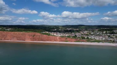 Budleigh Salterton, Doğu Devon, İngiltere: DRONE VİEWS: Dünya Mirası Sahası 'nın bir kısmını oluşturan kırmızı kumtaşı uçurumları ve Budleigh Salterton kasabası. Jurassic Coast popüler bir İngiltere turizm merkezidir (Clip 3).