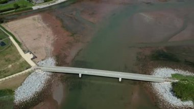 Budleigh Salterton, Devon, İngiltere: DRONE VİEWS: İHA kamerası B / g 'de Budleigh Salterton kasabasını gözler önüne sermek için nehir samuru köprüsünden geriye doğru eğiliyor. Jurassic Coast, İngiltere 'de popüler bir turizm merkezidir..