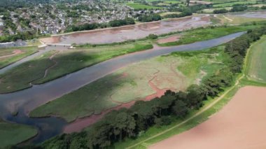 Budleigh Salterton, Devon, İngiltere: DRONE VİEWS: İnsansız hava aracı, arka planda Budleigh Salterton kasabası bulunan nehir samuru nehir kenarına doğru uçuyor. Jurassic Coast, İngiltere 'nin popüler tatil beldesidir..