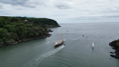 Dartmouth, Güney Devon, İngiltere: Bir yelkenli yelkenli yelkenli, Dartmouth 'tan Wight Adası' ndaki Cowes 'a yıllık Richard Mille kupa yarışının başlangıcı için Dart Nehri Dart' tan aşağı iniyor. Nehir dartı yelken meraklıları için bir mıknatıstır (Bölüm 2).