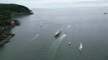 Dartmouth, Güney Devon, İngiltere: Bir yelkenli yelkenli yelkenli, Dartmouth 'tan Wight Adası' ndaki Cowes 'a yıllık Richard Mille kupa yarışının başlangıcı için Dart Nehri Dart' tan aşağı iniyor. Nehir dartı yelken meraklıları için bir mıknatıstır (Klip 1).