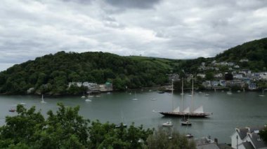Dartmouth, Güney Devon, İngiltere: Bir yelkenli yelkenli yelkenli, Dartmouth 'tan Wight Adası' ndaki Cowes 'a yıllık Richard Mille kupa yarışının başlangıcı için Dart Nehri Dart' tan aşağı iniyor. Nehir dartı yelken meraklıları için bir mıknatıstır (Bölüm 4).
