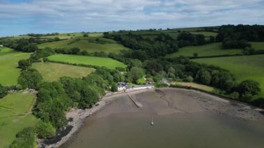 Galmpton Creek, River Dart, Güney Devon, İngiltere: DRONE VİHA 'lar derenin üzerinde uçuyor ve tepe arazisiyle çevrili ıssız bir çiftlik evini gösteriyor. River Dart, İngiltere 'nin popüler bir tatil beldesi ve yelken meraklıları için bir mıknatıs..