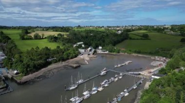 Dartside Quay, River Dart, Güney Devon, İngiltere insansız hava aracı Galmpton Creek marinasındaki dubalara demirlemiş tekne ve yatların üzerinden uçuyor. River Dart, İngiltere 'de popüler bir tatil beldesi ve yelken meraklıları için mıknatıs.).