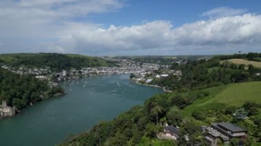 Kingswear, Güney Devon, İngiltere: DRONE VİEWS: İHA nehir dartının Kingswear tarafında uçuyor demirlemiş tekneler ve uzaktaki Dartmouth kasabasını gösteriyor (solda). River Dart popüler bir İngiltere tatil beldesidir (Clip 1).