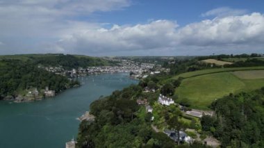 Kingswear, Güney Devon, İngiltere: DRONE VİEWS: İHA nehir dartının Kingswear tarafında uçuyor demirlemiş tekneler ve uzaktaki Dartmouth kasabasını gösteriyor (solda). River Dart popüler bir İngiltere tatil beldesidir (Clip 2).