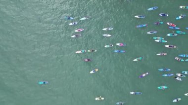 Brixham, Torbay, Güney Devon, İngiltere: DRONE VİEWS: Katılımcılar Fishcombe Cove 'da toplanarak denizdeki en büyük kürek çekme rekorunu kırmaya çalışıyorlar. Torbay su sporları meraklıları için bir mıknatıstır (10. bölüm).
