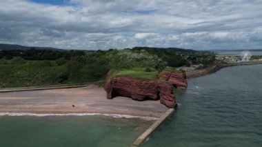 Dawlish Warren, River Exe, Güney Devon, İngiltere: DRone VieWS: Langstone Rock ve Dawlish Warren funfair bir dönme dolap dahil. Güney Devon, güzel kıyı şeridi ve kırsal kesimiyle tanınan popüler bir İngiltere tatil beldesidir (Clip 1).