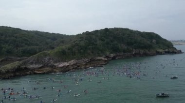Brixham, Torbay, Güney Devon, İngiltere: DRONE VİEWS: Katılımcılar Fishcombe Cove 'da toplanarak denizdeki en büyük kürek çekme rekorunu kırmaya çalışıyorlar. Torbay su sporları meraklıları için bir mıknatıstır (Bölüm 7).