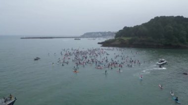 Brixham, Torbay, Güney Devon, İngiltere: DRONE VİEWS: Katılımcılar Fishcombe Cove 'da toplanarak denizdeki en büyük kürek çekme rekorunu kırmaya çalışıyorlar. Torbay su sporları meraklıları için bir mıknatıstır (Bölüm 5).