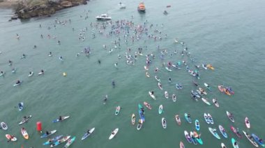 Brixham, Torbay, Güney Devon, İngiltere: DRONE VİEWS: Katılımcılar Fishcombe Cove 'da toplanarak denizdeki en büyük kürek çekme rekorunu kırmaya çalışıyorlar. Torbay su sporları meraklıları için bir mıknatıstır (Bölüm 4).