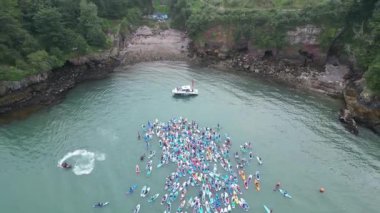 Brixham, Torbay, Güney Devon, İngiltere: DRONE VİEWS: Katılımcılar Fishcombe Cove 'da toplanarak denizdeki en büyük kürek çekme rekorunu kırmaya çalışıyorlar. Torbay su sporları meraklıları için bir mıknatıstır (Bölüm 2).