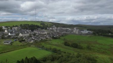 Princetown, Dartmoor Ulusal Parkı, Devon, İngiltere: DRONE VİEWS: Dartmoor Hapishanesi (HMP Dartmoor) de dahil olmak üzere Princetown 'un kenar mahallelerini çevreleyen insansız hava aracı. Princetown, yaz aylarında Dartmoor 'dan geçen aylaklar için bir turizm merkezidir.).