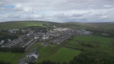Princetown, Dartmoor Ulusal Parkı, Devon, İngiltere: DRONE VİEWS: Dartmoor Hapishanesi (HMP Dartmoor) de dahil olmak üzere Princetown 'un kenar mahallelerini çevreleyen insansız hava aracı. Princetown, yaz aylarında Dartmoor 'u geçen aylaklar için bir turizm merkezidir.).