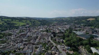 Tiverton, Devon, İngiltere: DRONE VIEWS: İnsansız hava aracı, Exe Nehri 'ni (sağda), kentsel konutları ve fabrikaları gösteren Tiverton kasabasının iç bölgesi üzerinde daireler çiziyor. Tiverton, Devon bölgesinin ticari ve idari merkezidir.). 