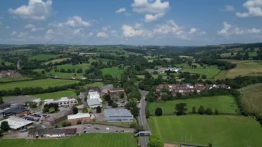 Tiverton, Devon, İngiltere: DRONE VİEWS: İHA şehrin kenar mahallelerindeki çeşitli spor sahalarının üzerinden uçuyor. Tiverton, Devon 'da Devon Bölgesi' nin ticari ve idari merkezi olan bir şehirdir.).