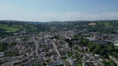 Tiverton, Devon, İngiltere: DRONE VIEWS: İnsansız hava aracı, Exe Nehri 'ni (sağda), kentsel konutları ve fabrikaları gösteren Tiverton kasabasının iç bölgesi üzerinde daireler çiziyor. Tiverton, Devon bölgesinin ticari ve idari merkezidir (Clip 1).). 