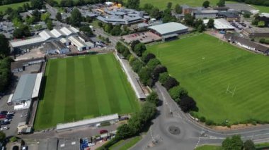 Tiverton, Devon, İngiltere: DRONE VIEWS: İHA, Tiverton şehrinin kenar mahallelerinde çeşitli spor sahalarında daireler çizmekte olup, aynı zamanda Mid Devon bölgesinin ticari ve idari merkezidir (Clip 1).). 