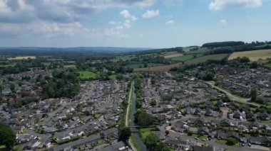Tiverton, Devon, İngiltere: DRONE VİEWS: Büyük Batı Kanalı bir banliyö yerleşim alanından geçiyor. Kanalda, popüler bir turizm merkezi olan atların çektiği mavnalar yer alıyor. Tiverton, Devon 'un yönetim merkezidir (Bölüm 5).
