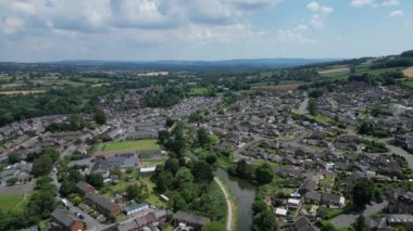 Tiverton, Devon, İngiltere: DRONE VİEWS: Büyük Batı Kanalı bir banliyö yerleşim alanından geçiyor. Kanalda, popüler bir turizm merkezi olan atların çektiği mavnalar yer alıyor. Tiverton, Devon 'un yönetim merkezidir (Bölüm 3).).