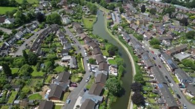 Tiverton, Devon, İngiltere: DRONE VİEWS: Büyük Batı Kanalı bir banliyö yerleşim alanından geçiyor. Kanalda, popüler bir turizm merkezi olan atların çektiği mavnalar yer alıyor. Tiverton, Devon 'un orta kesiminin yönetim merkezidir.).