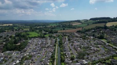 Tiverton, Devon, İngiltere: DRONE VİEWS: Büyük Batı Kanalı bir banliyö yerleşim alanından geçiyor. Kanalda, popüler bir turizm merkezi olan atların çektiği mavnalar yer alıyor. Tiverton, Devon 'un yönetim merkezidir (Bölüm 1).).