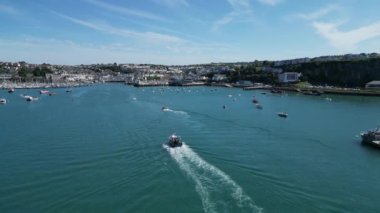 Brixham, Torbay, Güney Devon, İngiltere: DRONE VİWS: İHA limana dönen bir balıkçı teknesinin dikiz görüntüsünü gösteriyor. Brixham hem İngiltere 'nin büyük bir balıkçılık limanı hem de İngiltere' nin popüler tatil beldesidir..