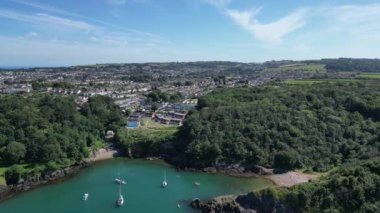 Fishcombe & Churston Koyu, Brixham, Torbay, Güney Devon, İngiltere yakınlarındaki: DRONE VİEWS: İHA Fishcombe (resmin solunda) ve Churston; teknelerin demirlemek için popüler bir nokta. Brixham İngiltere 'de popüler bir tatil beldesidir (Clip 1).