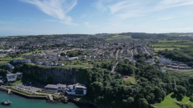 Brixham, Torbay, Güney Devon, İngiltere: İHA Brixham 'ın kuzey kısmına doğru uçuyor Limestone Taş ocağı ve banliyö evlerindeki otoparkı gösteriyor. Brixham hem büyük bir balıkçılık limanı hem de İngiltere 'de popüler bir tatil beldesi..
