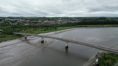 Barnstaple, Devon, İngiltere: DRONE VİEWS: İHA, merkez Barnstaple 'deki Taw Nehri boyunca uzanan A361 üzerinde Taw Köprüsü' nden geçen trafiği gösteriyor. Kasaba tarihsel olarak 14. yüzyıldan itibaren müreffeh bir yün ticaret merkeziydi (Clip 4).